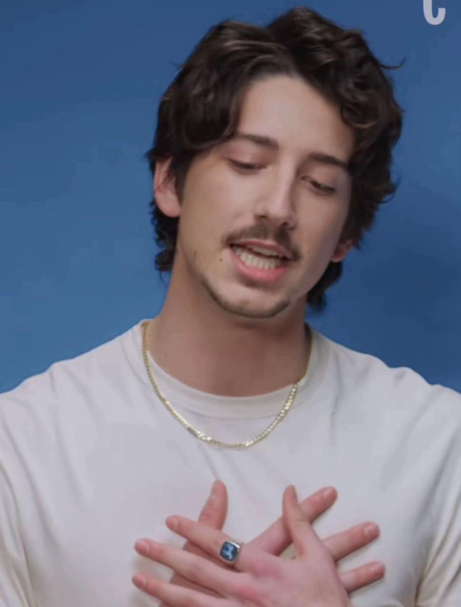 lizziessera's tweet photo. fix his hair you dumb bitch @Disney https://t.co/XxMlY6uDFz