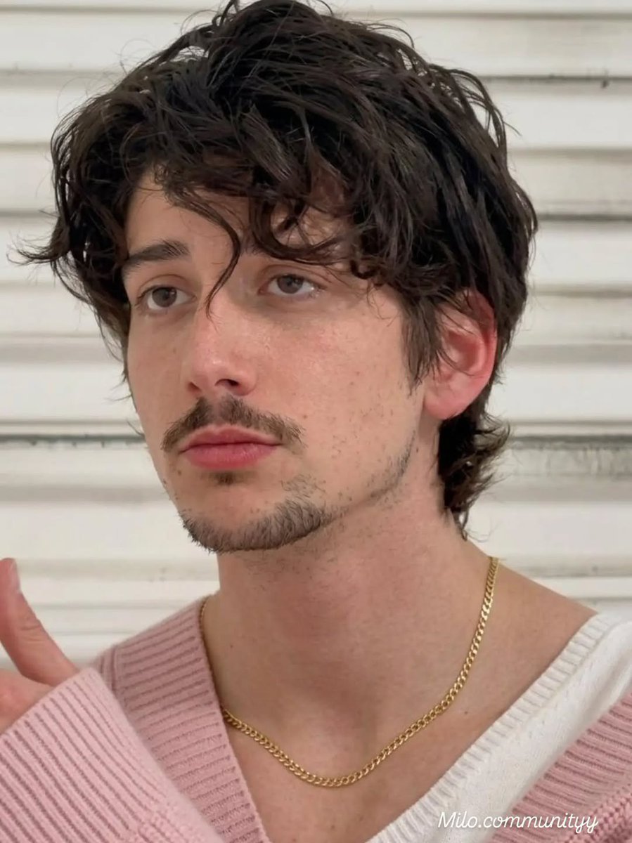 lizziessera's tweet photo. fix his hair you dumb bitch @Disney https://t.co/XxMlY6uDFz