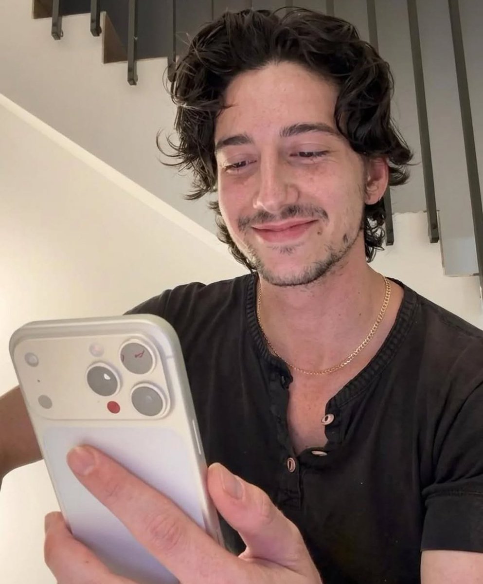 lizziessera's tweet photo. fix his hair you dumb bitch @Disney https://t.co/XxMlY6uDFz