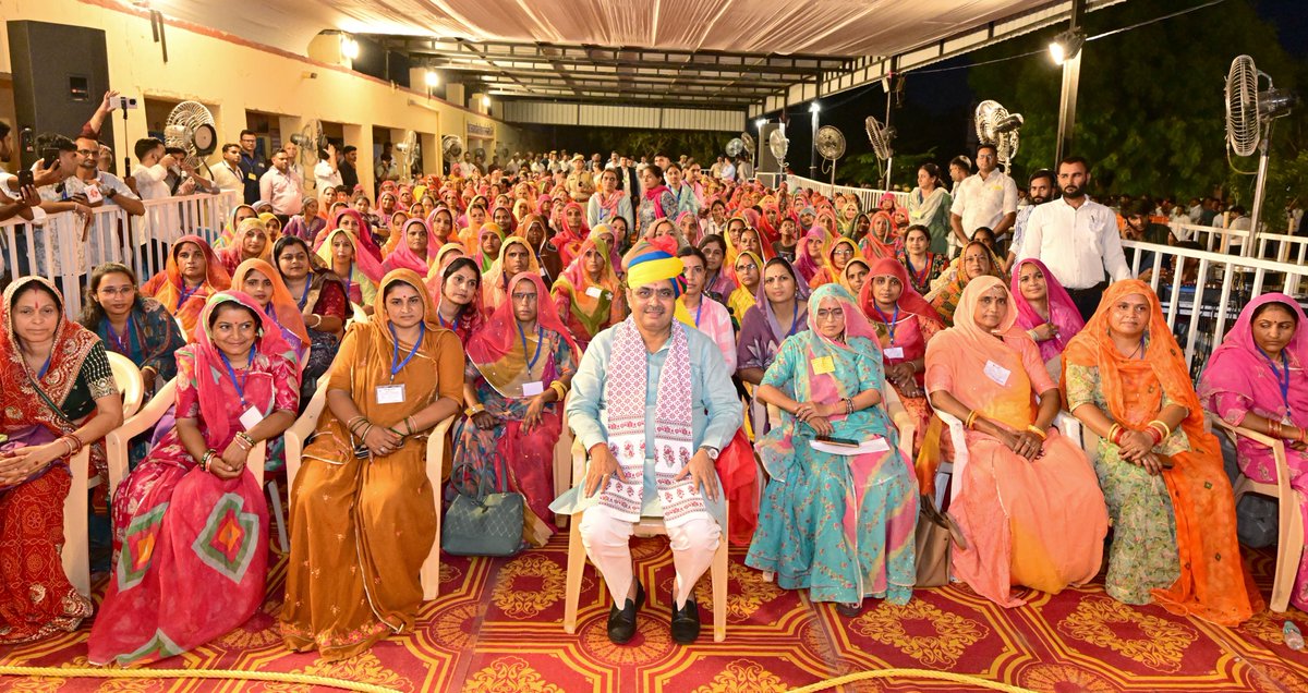 BJP4Rajasthan's tweet photo. माननीय मुख्यमंत्री श्री @BhajanlalBjp ने "ग्राम विकास चौपाल" के अंतर्गत आज नागौर जिले की ग्राम पंचायत तिलानेश में मातृशक्ति के साथ आत्मीय संवाद कर उनके विचारों, सुझावों एवं आकांक्षाओं को जाना।

डबल इंजन सरकार की जनकल्याणकारी योजनाओं से ग्रामीण महिलाओं के जीवन में सकारात्मक बदलाव आया है। उज्ज्वला, हर घर नल से जल, पक्का आवास, बैंकिंग सेवाओं तक पहुँच और स्वरोजगार के अवसरों ने महिलाओं को अधिक सशक्त, सम्मानजनक और आत्मनिर्भर जीवन की दिशा दी है।

राजस्थान सरकार प्रत्येक बहन-बेटी को शिक्षा, सुरक्षा, सम्मान और आत्मनिर्भरता के बेहतर अवसर उपलब्ध कराने के संकल्प के साथ निरंतर कार्य कर रही है।

इस अवसर पर पार्टी के अन्य वरिष्ठ नेता, पदाधिकारी, कार्यकर्ता एवं बड़ी संख्या में मातृशक्ति  की उपस्थित रही।