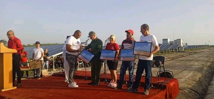 AdaCmkc's tweet photo. #SanLuis municipio de #SantiagodeCuba fue inaugurado el parque Fotovoltaico Villa Victoria, con la presencia de las máximas autoridades del Partido y del Gobierno de la provincia .
#SantiagoDeCuba
@LaCmkc https://t.co/krUpXMekKX