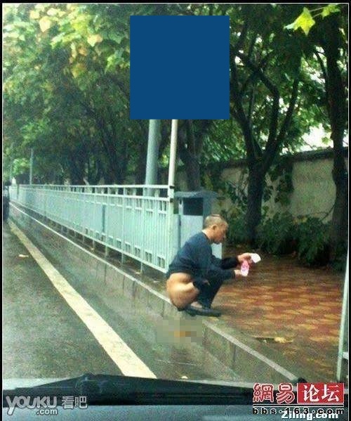 Pseudo_Prophet_'s tweet photo. What is this Chinese man doing? 😱

it must be part of the 5000 year old culture? 🤔 https://t.co/TvEaLB98W2
