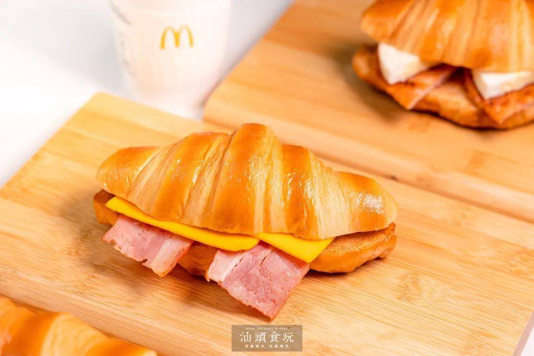 2ykso's tweet photo. Just grabbed a warm crote with oozing melted cheese and a side of iced lemon tea—perfect 10-minute snack break bliss.， https://t.co/e4XdwVWoZ5