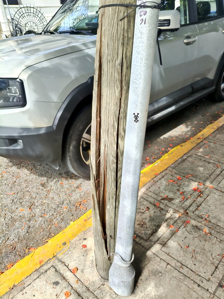papsmerida's tweet photo. @CeciliaPatronL hola Cecy! Ayer se cayó un árbol sobre la 35 x 60 y 62, Centro, ya lo quitaron pero jaló los cables de los postes y están caídos,  hay un poste roto detenido sobre la rama de otro árbol viejo. En cualquier momento puede haber un accidente. https://t.co/UsewpHGo8R