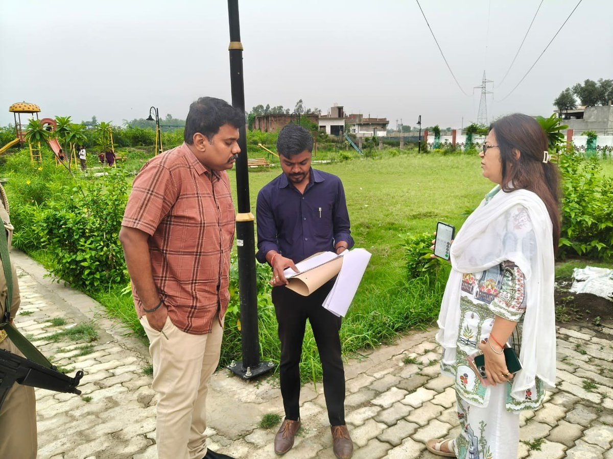 dm_sitapur's tweet photo. नगर पालिका परिषद, सीतापुर द्वारा उपवन योजनान्तर्गत बिजवार में पार्क विकास कार्य एवं लक्ष्मणपुर में तालाब सुंदरीकरण कार्य का निरीक्षण कर प्रगति का जायजा लिया गया। संबंधित अधिकारियों को कार्यों को गुणवत्ता एवं समयबद्धता के साथ पूर्ण कराने के निर्देश दिए गए। https://t.co/Tkp8AX0IHM