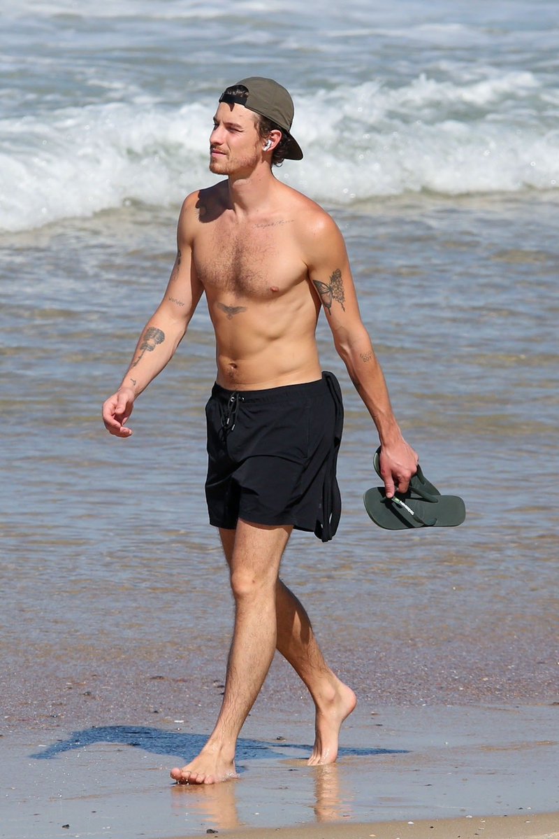 midiaspsm's tweet photo. Shawn Mendes foi visto hoje em praia no Rio de Janeiro. https://t.co/psa1D7PjUV