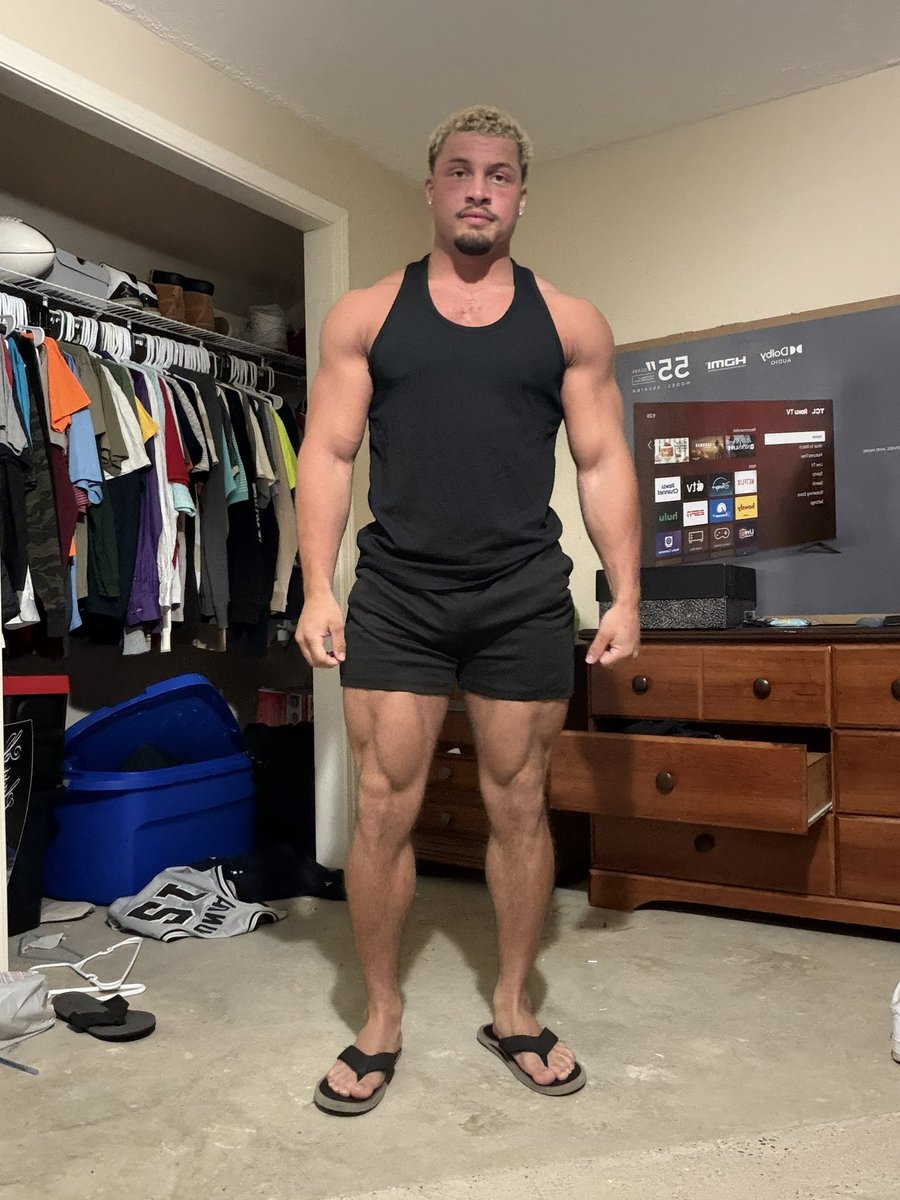 BuffGuyJay's tweet photo. The body vs the feet https://t.co/pvl3qUrT5W
