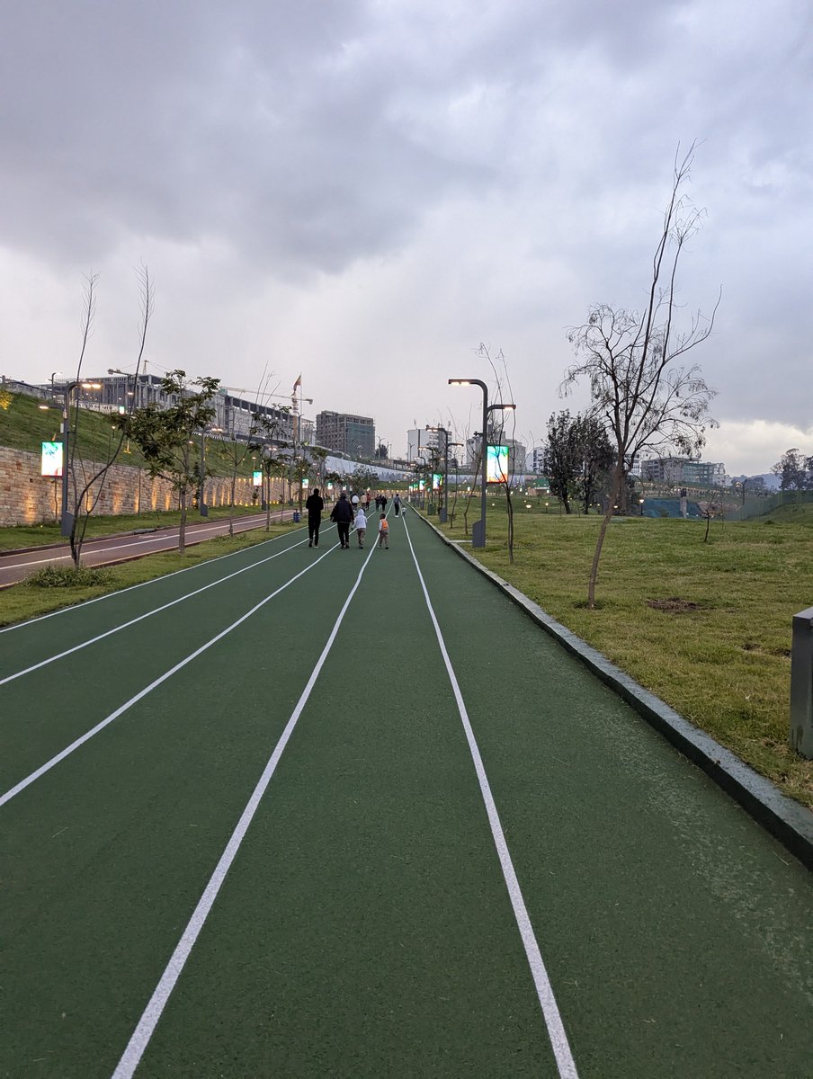 trains_et's tweet photo. @dhcueb4 @Civixplorer That's a 5KM public running track. Very popular now. https://t.co/jNauWaKwhz
