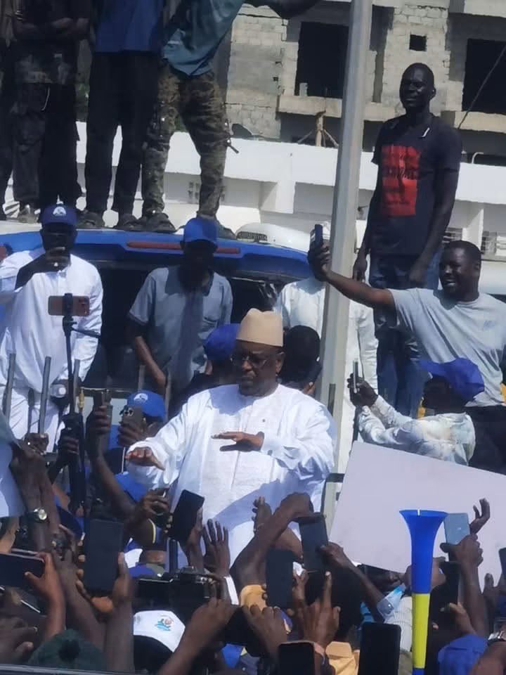 Pressafrik's tweet photo. « EXCLUSIF : les premières images de l’arrivée de Macky Sall »
#kebetu https://t.co/9OmVOpnyIq