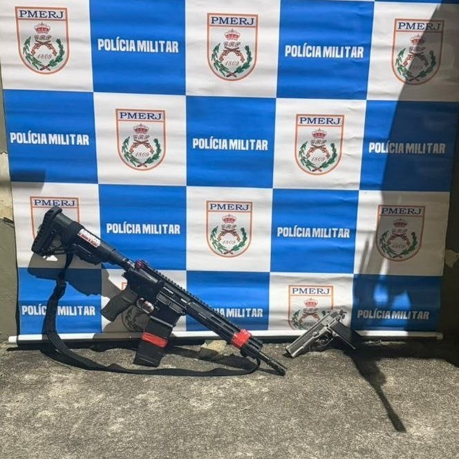 Diretodocaosrj's tweet photo. Na madrugada desta sexta-feira (17/07), equipes do #16BPM, que atuam na #OperaçãoInterceptação, identificaram a movimentação de criminosos armados na Estrada do Quitungo, em direção à comunidade do Dourado, em Cordovil. 

Durante o cerco tático para interceptar o grupo, os policiais foram atacados a tiros. Houve confronto e os criminosos fugiram, abandonando um fuzil e uma pistola.

O policiamento permanece reforçado nas comunidades da Tinta e do Dourado, em Cordovil, na Zona Norte do Rio.