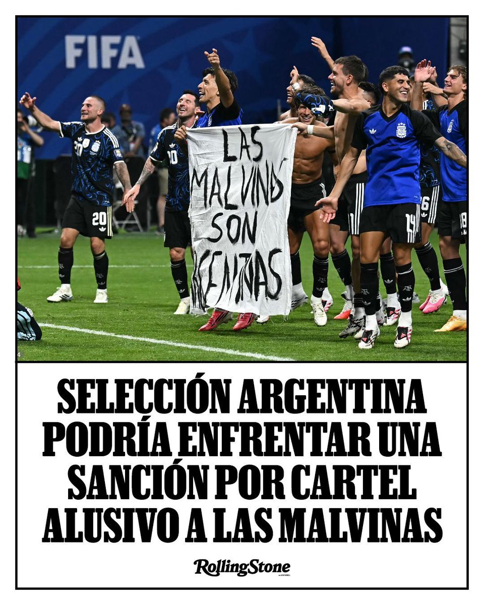 RollingStoneMX's tweet photo. Lo que ocurrió después del partido entre #Argentina e #Inglaterra podría tener consecuencias fuera de la cancha.

⚠️ Una pancarta exhibida al finalizar el encuentro abrió un nuevo frente para la Albiceleste.

#RollingStoneEnEspañol #Actualidad 
https://t.co/shHVcpPGu5 https://t.co/jDlHaMOnWI