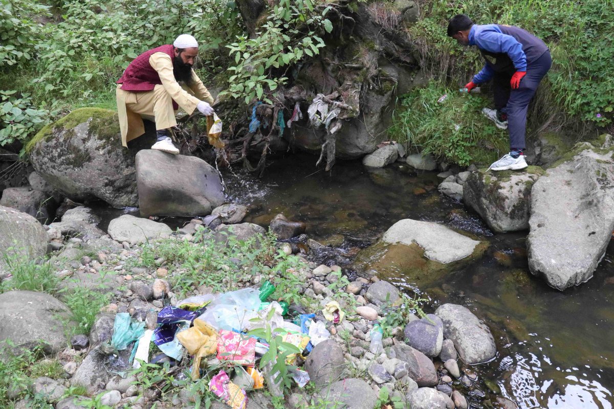 KashmirLife's tweet photo. A massive #cleanlinessdrive at Haijan (Haijan #Brenwar) meadow in Chadoora, #Budgam, brought together the Forest Department, DLSA Chadoora, RTI activists, pony wallas, media personnel, and volunteers to clear plastic waste and help preserve the area's forests and meadows. See photos by Bilal Bahadur #KashmirLife