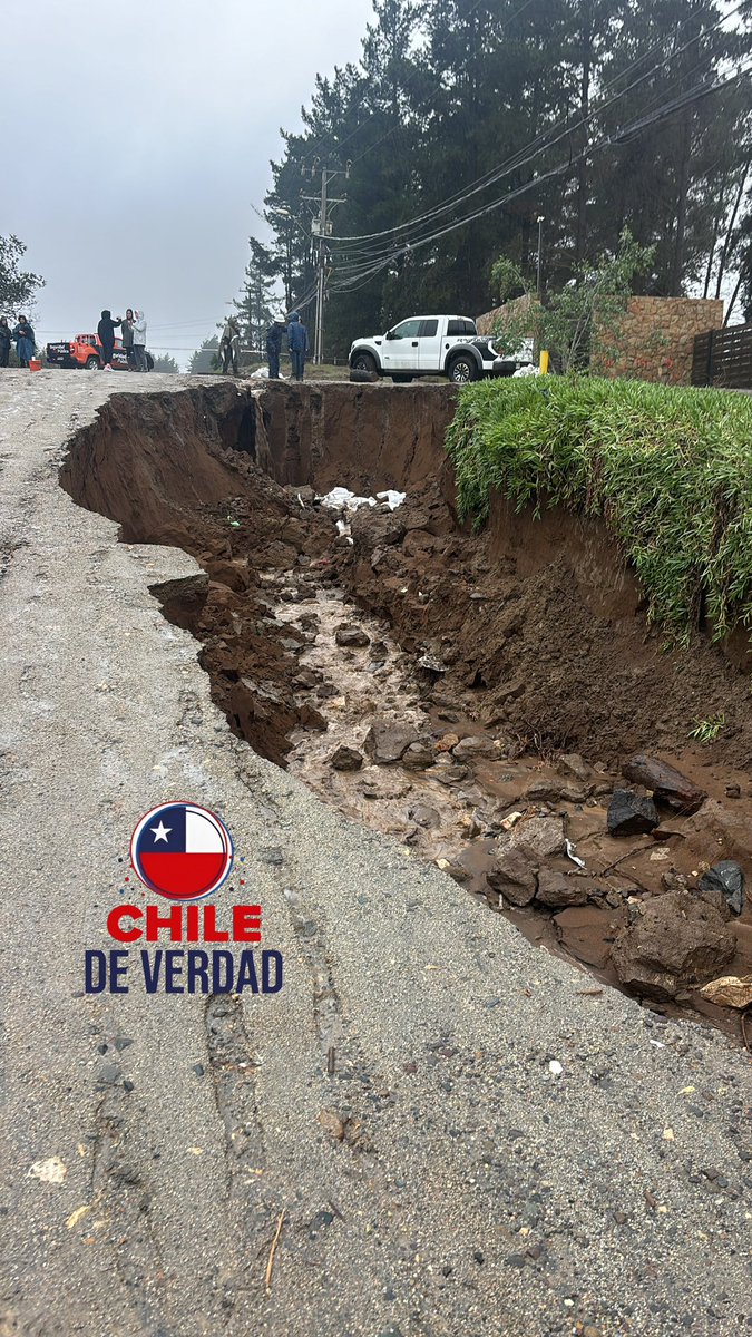 Chiledeverdades's tweet photo. 🚧 #ViñaDelMar
Caletera Los Pinos cortada por socavón a la altura de condominio.
Une camino internacional con Bosques de Montemar.

Vecinos evitan salir por los pozones. Precaución.

#BosquesDeMontemar #Socavón https://t.co/cqczBBPCXL