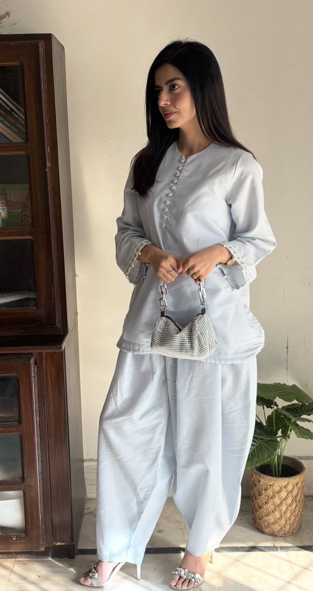 yameiena's tweet photo. Who is bringing the shalwar kamiz fashion back and i kinda like it too 🥰 https://t.co/3ovtdcu479