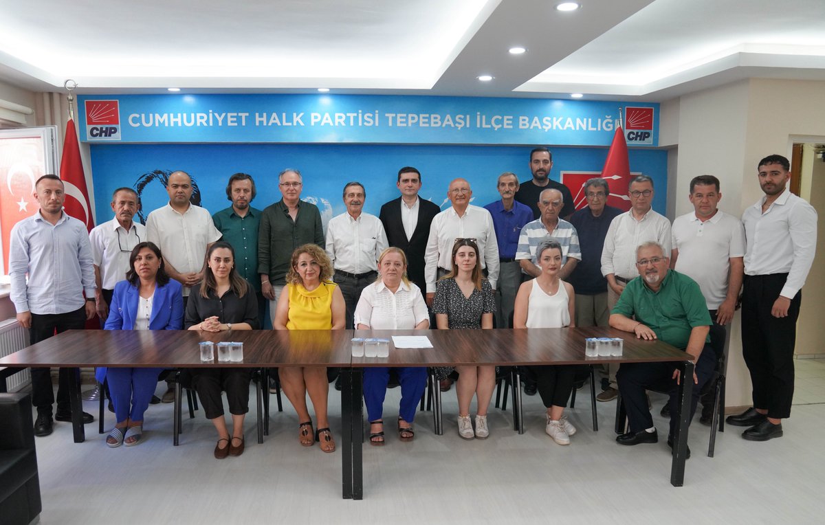 DtAhmetAtac's tweet photo. Meclis üyelerimizle birlikte Tepebaşı İlçe Başkanımız Tevfik Yıldırım'ı, Odunpazarı İlçe Başkanımız Rahmi Çınar'ı ve İl Kadın Kolları Başkanımız Sibel Yeşildal'ı ziyaret ederek dayanışmamızı ve desteğimizi vurguladık.

Cumhuriyet Halk Partisi üyelerinin özgür iradesiyle seçilen ve bu iradeyi korudukları, parti içi demokrasiye sahip çıktıkları için görevden alınan başkanlarımızın yanındayız. 

Halkın değişim umudunu birlikte büyütmek için omuz omuza mücadelemize devam edeceğiz.