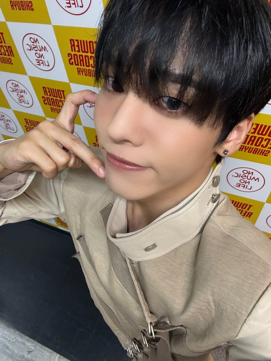ONF_members's tweet photo. [#유토 #YUTO]
 リリイベ初日ありがとうございました🚪✨ (明日のパンはメロンパンです。) https://t.co/x9dFHTmhVE