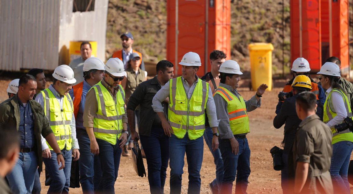 ebypy's tweet photo. 🏗️Presidente y vicepresidente de la República verifican avance de obras del proyecto Aña Cuá de Yacyretá 🇵🇾⚡

El presidente de la República Santiago Peña, junto al vicepresidente  Pedro Alliana y el director ejecutivo paraguayo de Yacyretá, Lic. Luis  Benítez Cuevas verificaron el avance de las obras de maquinización de  Aña Cuá, durante la visita realizada a la ciudad de Ayolas, en Misiones.
https://t.co/5y87PyXMAm