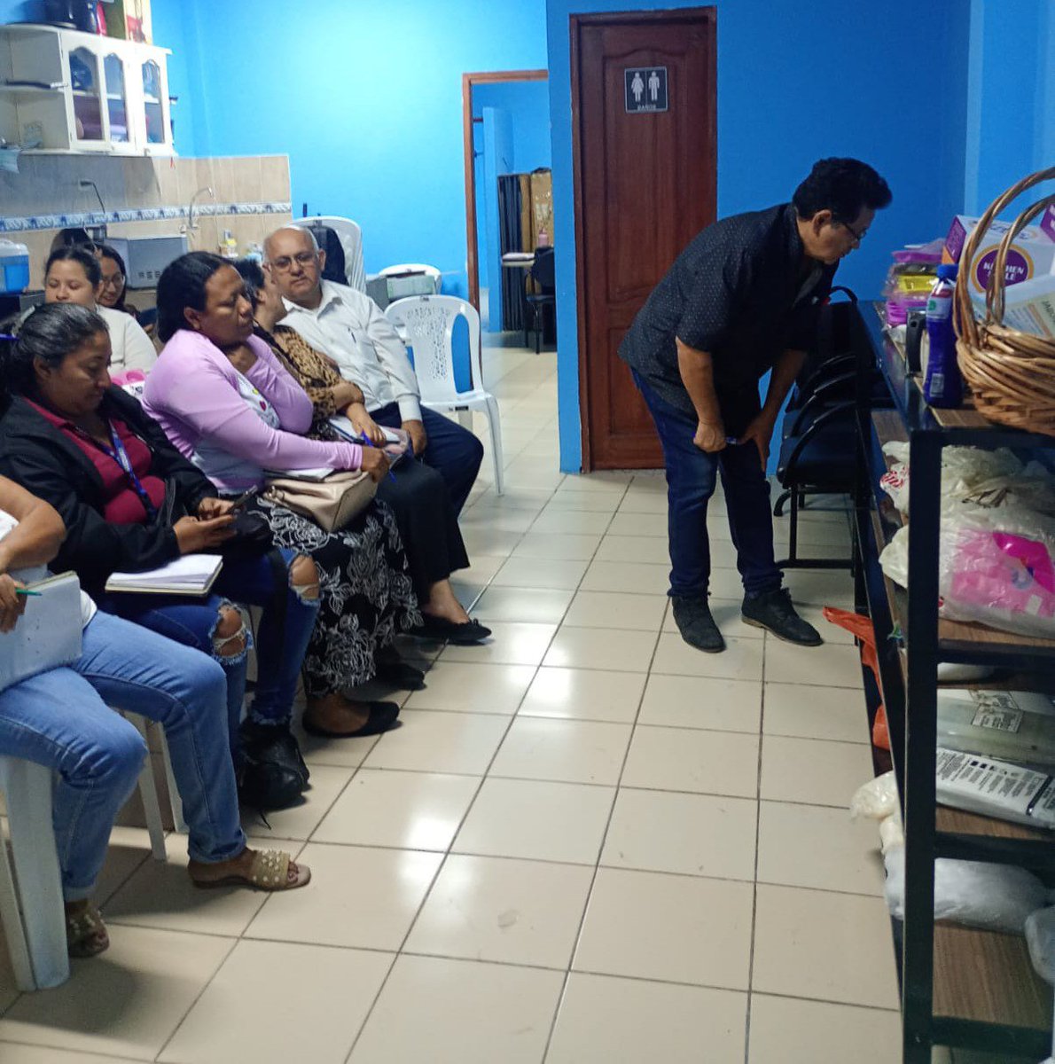 fbsoficial2026's tweet photo. #FBS #Emprendimiento Técnicos de los servicios #ETI #CDI #AM #PCD se capacitacitan en la elaboración de jabones de glicerina y velas aromáticas, para su réplica en sus unidades de atención. Mejoramos nuestros servicios y la de vida de nuestros usuarios en el #GobiernoDelEcuador https://t.co/U1GbQLpFxn