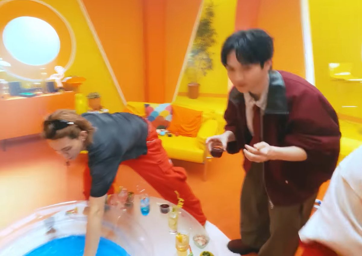 EhhoEhho1015's tweet photo. 手がベタつく
→プールで洗うw
#YouJoyParade 
#佐野勇斗
https://t.co/Nb3B2pHbLK https://t.co/4TS60lpFbV