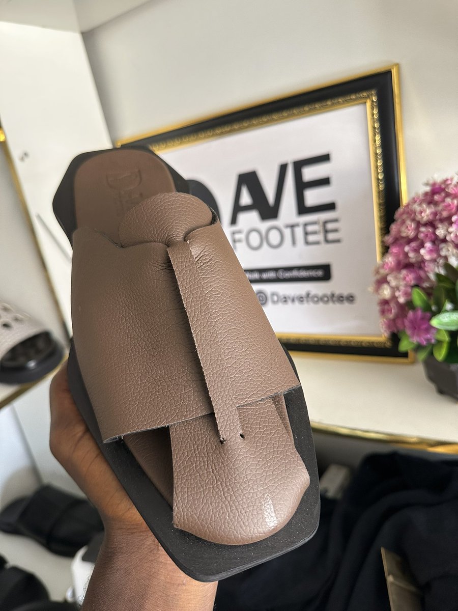 AbujaShoemaker's tweet photo. Which color would you like for these slide mules? We have several beautiful options available.

#davefootee #fypシ゚viral #abuja https://t.co/I078s6Pvd1