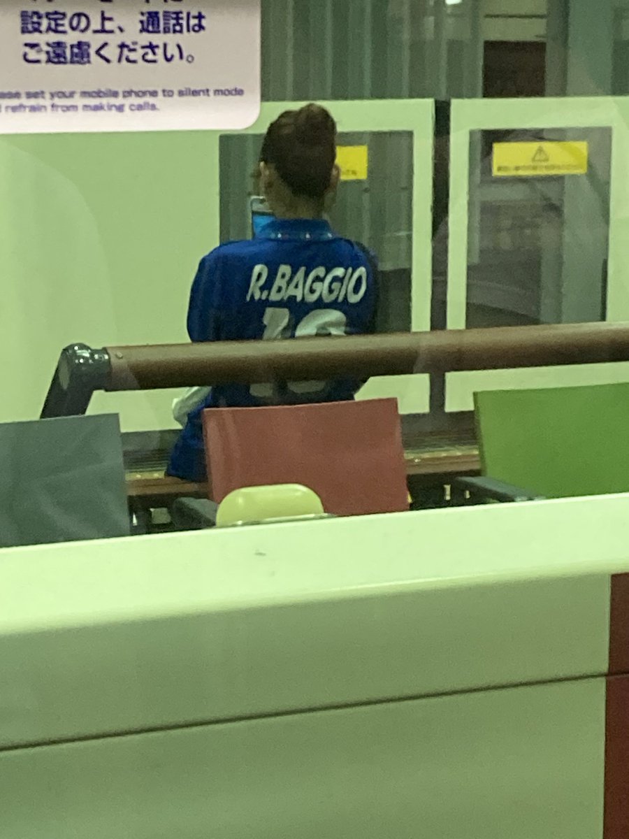 syutoukoushi's tweet photo. 2026W杯真っ只中
酔いあげて帰りの電車
車窓からバッジオ(涙)
お嬢さん、参りました。
100点！
#W杯 https://t.co/WBTDpj09w1