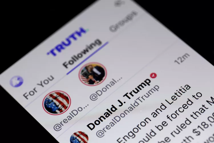 Litest's tweet photo. ⚡BREAKING: 

🇺🇸 Trump Media plans to charge traders and investors as much as $100,000 per month for early access to President Trump's Truth Social posts, FT reports. https://t.co/8HccXRmJ6w