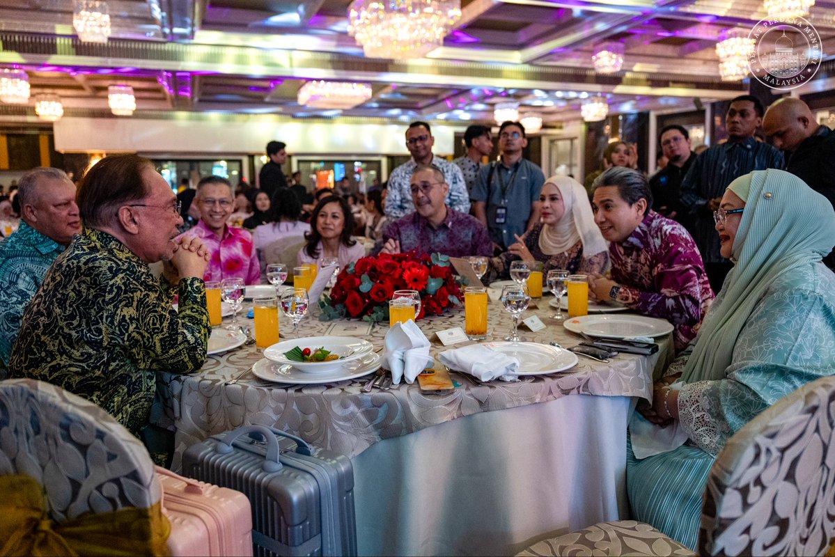 anwaribrahim's tweet photo. Menghadiri Malam Wartawan Malaysia MPI 2026 sebagai tanda penghargaan kepada seluruh pengamal media yang saban hari menggalas amanah menyampaikan maklumat yang benar dan bermanfaat kepada rakyat. Tahniah kepada Sinar Harian atas kejayaan meraih Anugerah Kajai, anugerah kewartawanan tertinggi negara.

Dalam ucapan, saya menyentuh cabaran era kecerdasan buatan (AI) dan ledakan maklumat tanpa sempadan, serta menegaskan bahawa kewartawanan yang berteraskan fakta, integriti dan tanggungjawab semakin mustahak. Teknologi harus dimanfaatkan untuk memperkasa penyampaian maklumat, namun tidak boleh menghakis nilai kemanusiaan, kewarasan pertimbangan serta disiplin semakan yang menjadi asas profesion kewartawanan.

Media yang bebas dan bertanggungjawab mempunyai peranan besar dalam membentuk pemikiran masyarakat, memperkukuh demokrasi serta menyuburkan budaya ilmu dan wacana yang sihat.

Teruslah menjadi suara kebenaran, mempertahankan etika dan menggalas amanah ini dengan berani demi kepentingan rakyat serta masa depan negara.

#MalaysiaMADANI 
#YakinMADANI