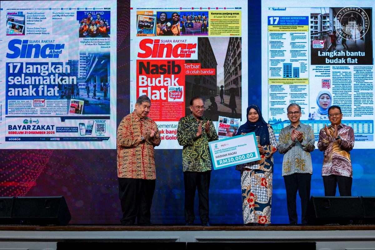 anwaribrahim's tweet photo. Menghadiri Malam Wartawan Malaysia MPI 2026 sebagai tanda penghargaan kepada seluruh pengamal media yang saban hari menggalas amanah menyampaikan maklumat yang benar dan bermanfaat kepada rakyat. Tahniah kepada Sinar Harian atas kejayaan meraih Anugerah Kajai, anugerah kewartawanan tertinggi negara.

Dalam ucapan, saya menyentuh cabaran era kecerdasan buatan (AI) dan ledakan maklumat tanpa sempadan, serta menegaskan bahawa kewartawanan yang berteraskan fakta, integriti dan tanggungjawab semakin mustahak. Teknologi harus dimanfaatkan untuk memperkasa penyampaian maklumat, namun tidak boleh menghakis nilai kemanusiaan, kewarasan pertimbangan serta disiplin semakan yang menjadi asas profesion kewartawanan.

Media yang bebas dan bertanggungjawab mempunyai peranan besar dalam membentuk pemikiran masyarakat, memperkukuh demokrasi serta menyuburkan budaya ilmu dan wacana yang sihat.

Teruslah menjadi suara kebenaran, mempertahankan etika dan menggalas amanah ini dengan berani demi kepentingan rakyat serta masa depan negara.

#MalaysiaMADANI 
#YakinMADANI