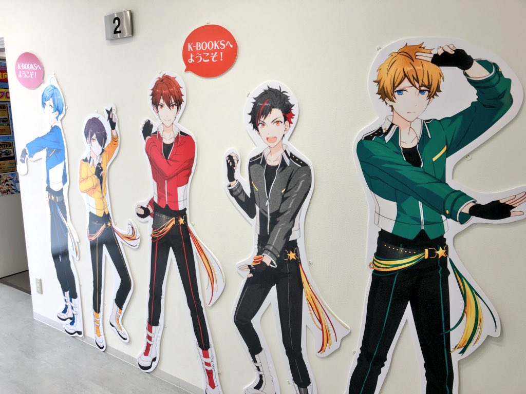 umina_Anst's tweet photo. 名古屋ケーブのあんスタ取り扱い終了に伴って、階段で出迎えてくれる高峯翠の行方を心配する声がちょいちょいあって面白いし私も気になる。

あと昔は流星隊全員いたのになぜ高峯翠だけ階段に取り残されたのかも気になる（店内に他のメンバーいたかも） https://t.co/KMopjU2xbw