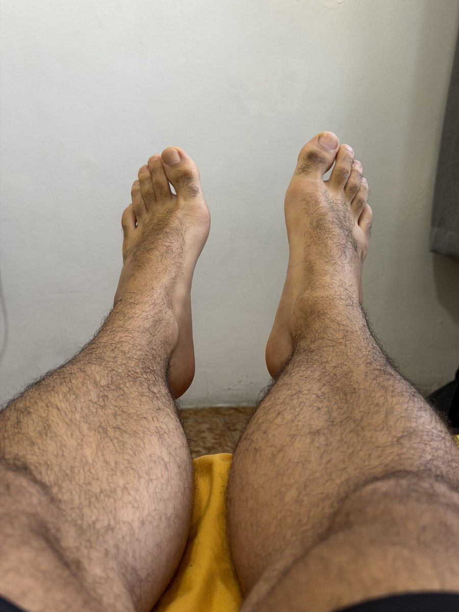 Daviddacamara23's tweet photo. Laying 

#bed #feet #hairy #men #gay https://t.co/nA3AF4died