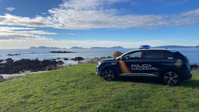 policia's tweet photo. Empezamos un nuevo día con la misma ilusión de siempre ☀️👮‍♀️

Nos encanta darte los #BuenosDías y, sobre todo, estar a tu lado cuando más lo necesitas 🚔💙

#FelizSábado https://t.co/fA3tuRpf36