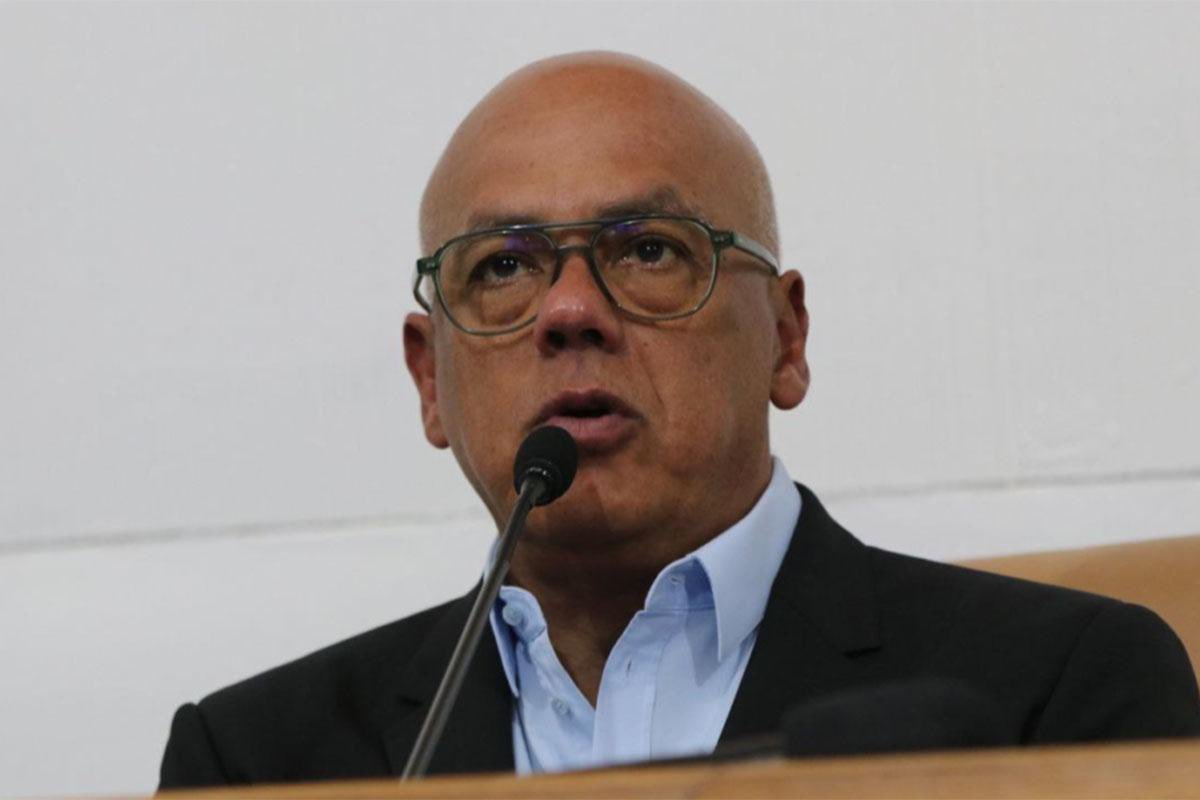 Simonovis's tweet photo. 6:00 AM. Suite del piso 4, Hotel Tamanaco. Tres reuniones bastaron para entregar el destino de Venezuela.

Jorge Rodríguez, Smartmatic (Anzola y Mugica), Abilahoud y Valero. Los nombres detrás del pacto electoral que cambió nuestra historia.

Esta noche en el Live revelo lo que realmente se negoció en esa habitación. 

7:00 PM. Link en bio.
