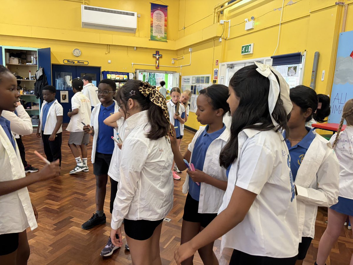 AbbeyPrimary's tweet photo. Shirt signing for our leavers on their last day #y6 https://t.co/C9r2rmi22q