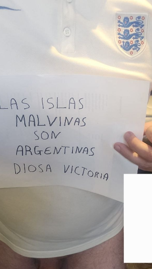 GoddessVic7oria's tweet photo. Otro inglés de mierda en su lugar. A los pies de Argentina 🇦🇷

Son todos cagones 🤣 https://t.co/foIKKWdalr