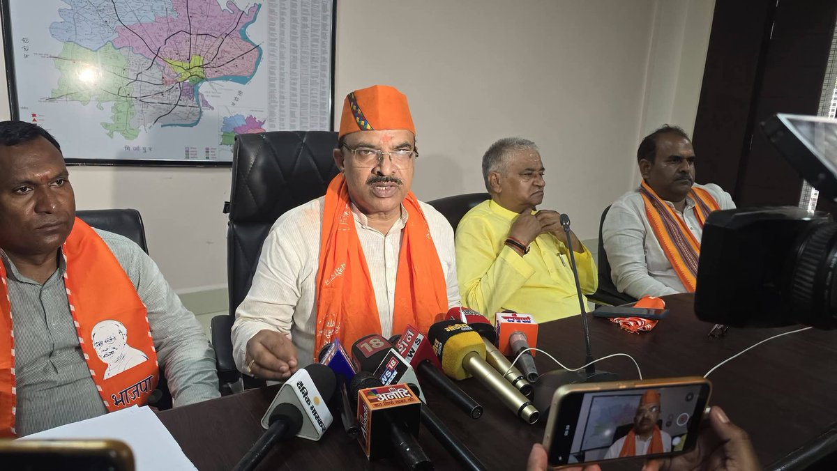 BjpAshwaniPatel's tweet photo. वाराणसी:-
भाजपा पिछड़ा वर्ग मोर्चा के यशस्वी प्रदेश अध्यक्ष माननीय श्री प्रकाश पाल जी ने प्रेस वार्ता किया l
#NarendraModi #AmitShah #YogiAdityanath #PankajChaudhary #ashokchaurasiya #Prakashpal #OBCMorcha #UttarPradesh #BJP https://t.co/EddNvMikbV