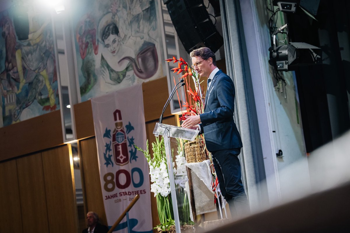 landnrw's tweet photo. Ehrenamt stärkt den Zusammenhalt in NRW – beim Ehrenamtsempfang in Rees sprach MP @HendrikWuest rund 400 ehrenamtlich Engagierten im Bürgerhaus in Rees Dank uns Anerkennung aus. https://t.co/soP3Vy7BB1