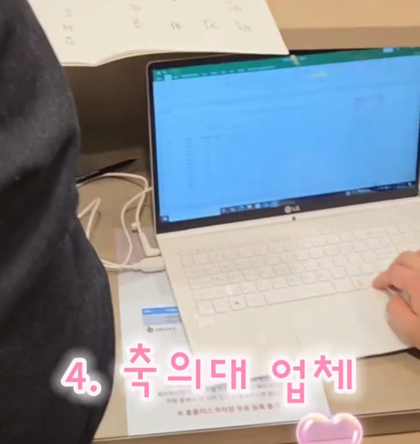 laterinfo_'s tweet photo. 결혼식 당일 돈 1도 안 아까운 4가지

1. 결혼식 끝난 후 미용실에서 샴푸하기
신부 머리는 백콤이 진짜 많이 들어가서, 혼자 감으려면 500시간 걸림.
미용실에서 감으면 15,000원으로 완벽한 행복을 느낄 수 있음.

2. 아이폰 스냅 예약하기
본식 스냅은 용량이 커서 폰으로 바로 확인하기 힘든데, 아이폰 스냅은 당일 원본을 바로 받아서 신혼여행 가는 비행기 안에서 구경할 수 있음.
결과물도 만족스럽고, 아이폰 감성 무드 컷도 잔뜩 건질 수 있음.

3. 웨딩 염색으로 톤 맞추기
'굳이 해야 되나' 고민했지만, 염색하면 피부 톤이 훨씬 맑아 보이고 머릿결도 정돈돼 보임.
노란 기나 붉은 기 없는 레벨 6 컬러로 염색했더니 머리색 칭찬을 정말 많이 받았음.

4. 전문 축의대 업체 고용하기
가족들이 힘들게 축의대를 안 지켜도 돼서 편함. 가족사진 찍을 때 자리를 비우지 않아도 됨.
돈 정리, 봉투 표기, 엑셀 장부 작성까지 다 해줘서 정산이 정말 빠름.
