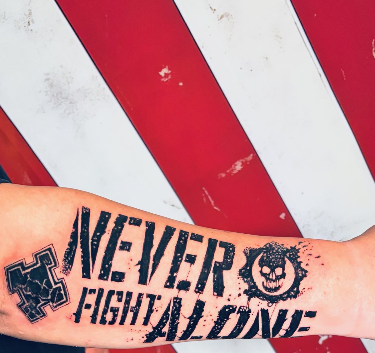 xMRDGx's tweet photo. Another Gears Ink 
⚙️⚙️⚙️🔥🔥🔥 💚💚💚
Back on fire for Gears of War: E-Day 🙏❤️
Thank you so much! NEVER FIGHT ALONE
@CoalitionGears @GearsofWar @XBOX 
@guywelch2000 @Kate_JRayner @nickytwit @karentraviss #GearsofWar #Gearsink #neverfightalone #GearsofWarEday #XBOX 
@ThePrinceTrain @JoshuaOrtega88 @realLauraFryer @therealcliffyb LOVE ❤️ @AceyBongos BROTHERS TO THE END 💯