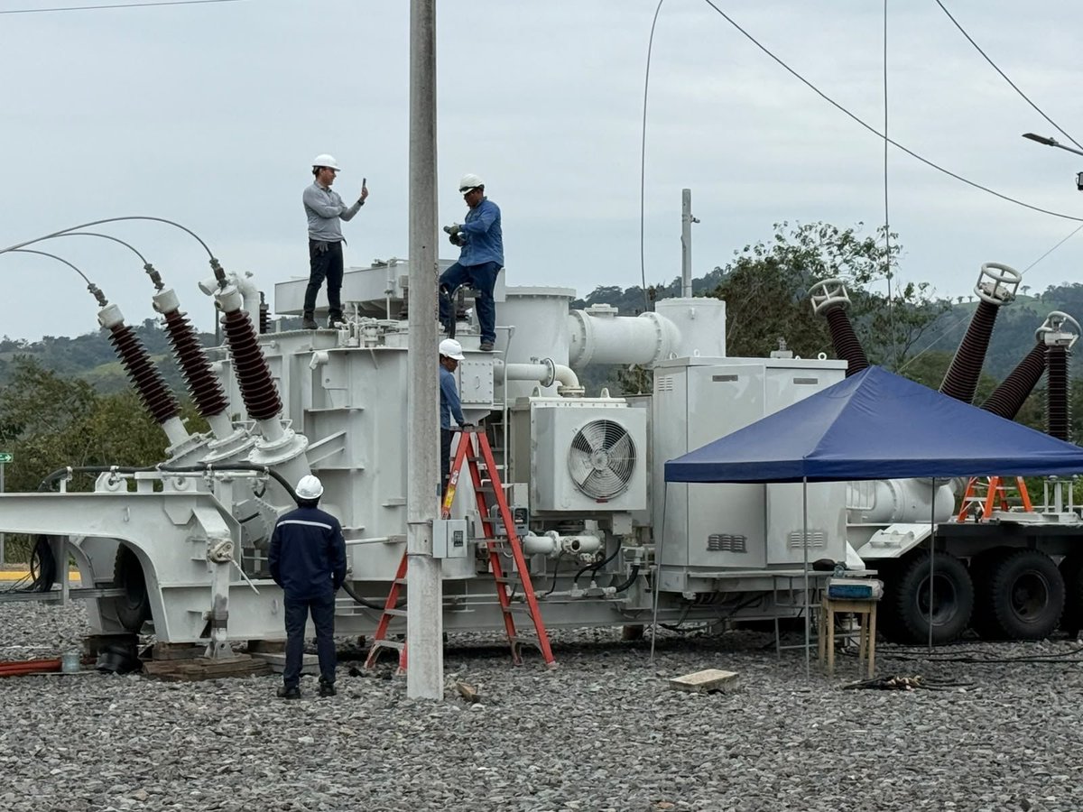 CELECEPOficial's tweet photo. 📌Finalizaron con éxito los trabajos de instalación de un transformador móvil de 30 MVA en la subestación Pedernales. Esto permitirá que personal técnico de @EcTranselectric ejecute los trabajos de mantenimiento del autotransformador principal de la instalación.⚡ https://t.co/vuuu2sH3vV