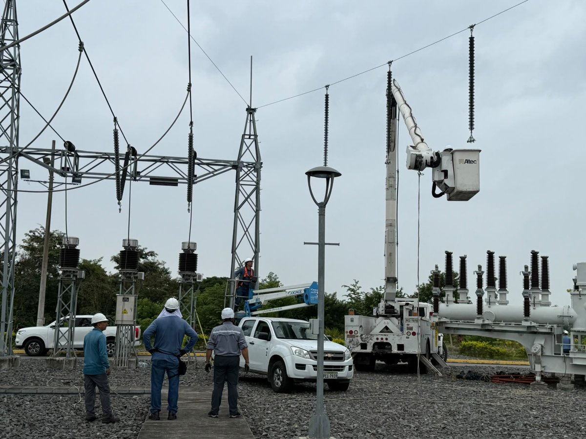 CELECEPOficial's tweet photo. 📌Finalizaron con éxito los trabajos de instalación de un transformador móvil de 30 MVA en la subestación Pedernales. Esto permitirá que personal técnico de @EcTranselectric ejecute los trabajos de mantenimiento del autotransformador principal de la instalación.⚡ https://t.co/vuuu2sH3vV