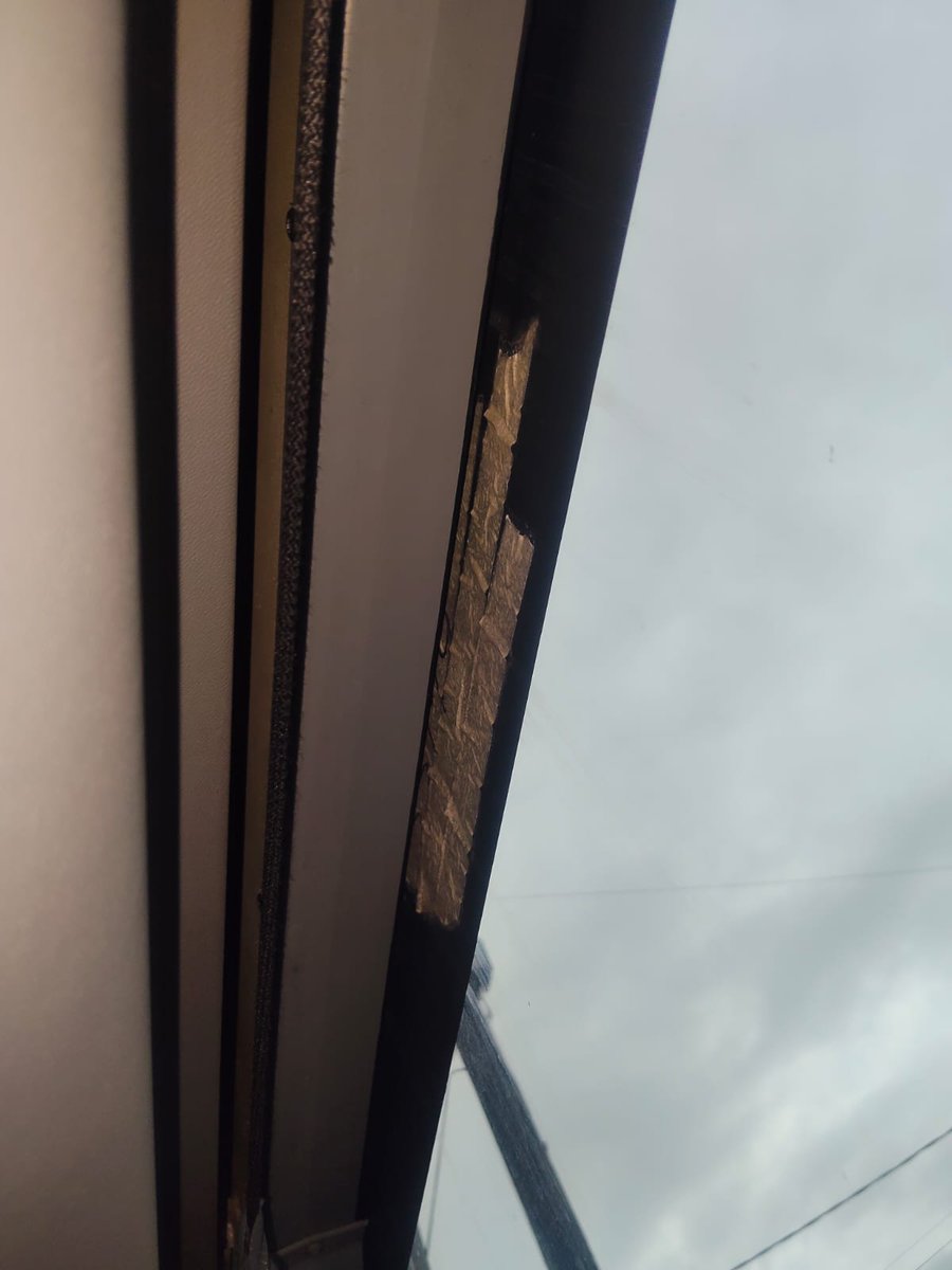 juangarycar's tweet photo. @autovias_ @autovias_  Quice darle una segunda oportunidad a Pegasso pero parece que no se puede, no pueden permitir que en sus unidades haya cucarachas, la ventana viene pegada con cinta y con un juego que no sabes en qué momento se cae. Definitivamente una línea que no se recomienda https://t.co/c7YMaov33e