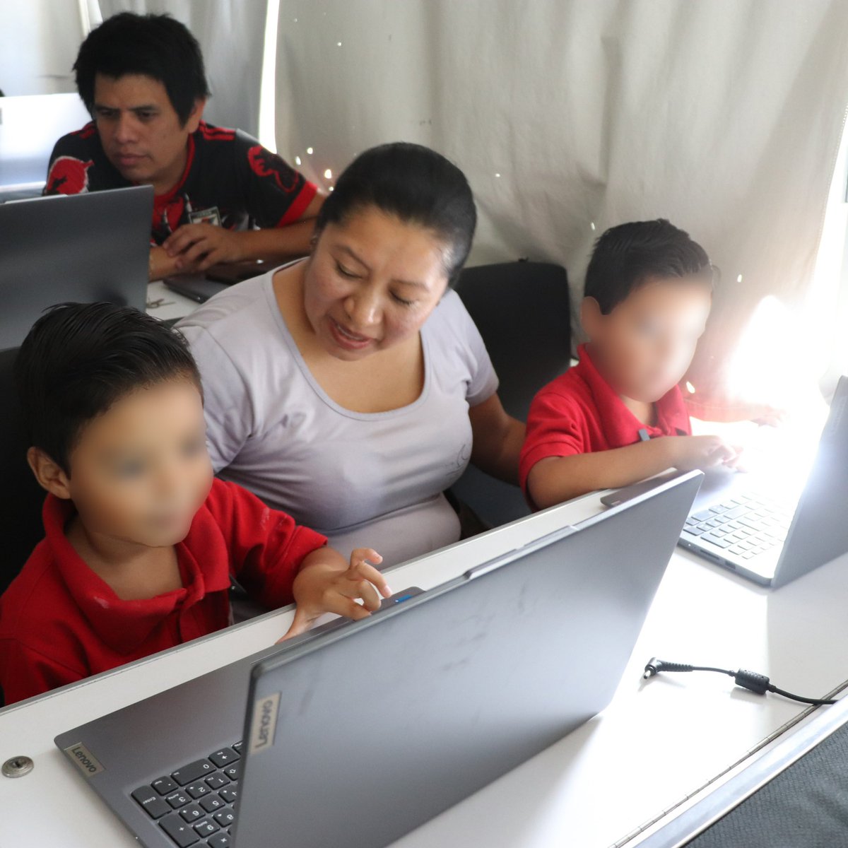 DesarrolloEduc4's tweet photo. ¡Aprender a reconocer las emociones también es aprender a convivir! 💙 
Niñas y niños del preescolar "Profa. Agustina Ramírez", de Coatepec, fortalecieron su bienestar socioemocional, la empatía y el respeto; actividades importantes para la Subsecretaría de Desarrollo Educativo. https://t.co/b91lIgBohX