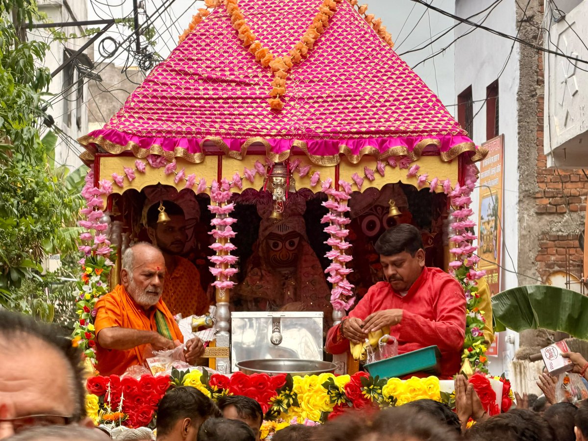 SwamiRaghavJi's tweet photo. गढ़ा फाटक स्थित प्राचीन जगदीश मंदिर में आयोजित श्री जगन्नाथ जी की 259वीं भव्य रथयात्रा महोत्सव में पूज्य श्रीमद् जगद्गुरु सुखानंद द्वाराचार्य स्वामी राघव देवाचार्य जी ने भगवान श्री जगन्नाथ जी का पूजन-अर्चन किया तथा समस्त श्रद्धालुओं के मंगल एवं कल्याण की कामना की।

#Jabalpur https://t.co/GiGyfOEKC2