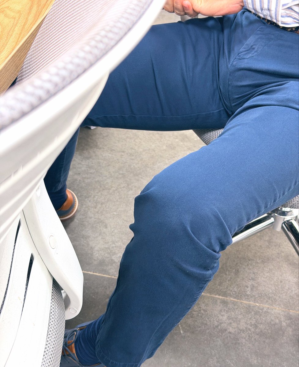 BultoCafetero's tweet photo. Los maduros oficinistas y su gusto por estos pantalones 🫠 https://t.co/rakCVe9loR