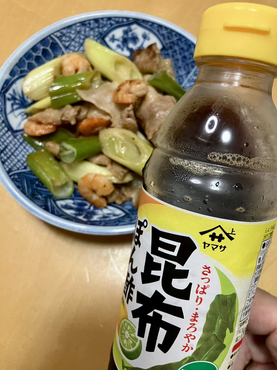 taka3_75's tweet photo. 豚バラとエビとネギの昆布ぽん酢炒め
ごま油で具材を炒め、塩コショウと昆布ぽん酢（適量）をかけて炒めて出来上がり…シンプルに美味い😋👍
#ヤマサ https://t.co/at0Ltjo8IJ