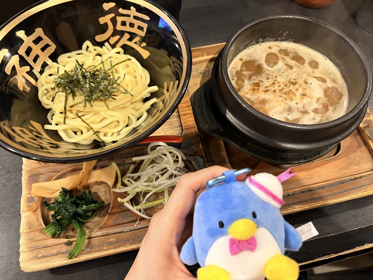 usami712's tweet photo. ドリガラお疲れラーメンはしご会🍜
お腹パンパンおいしかった！

あばらさんにいただいたサムくん🩵

また行こうね〜 https://t.co/GJBAYdRfBC