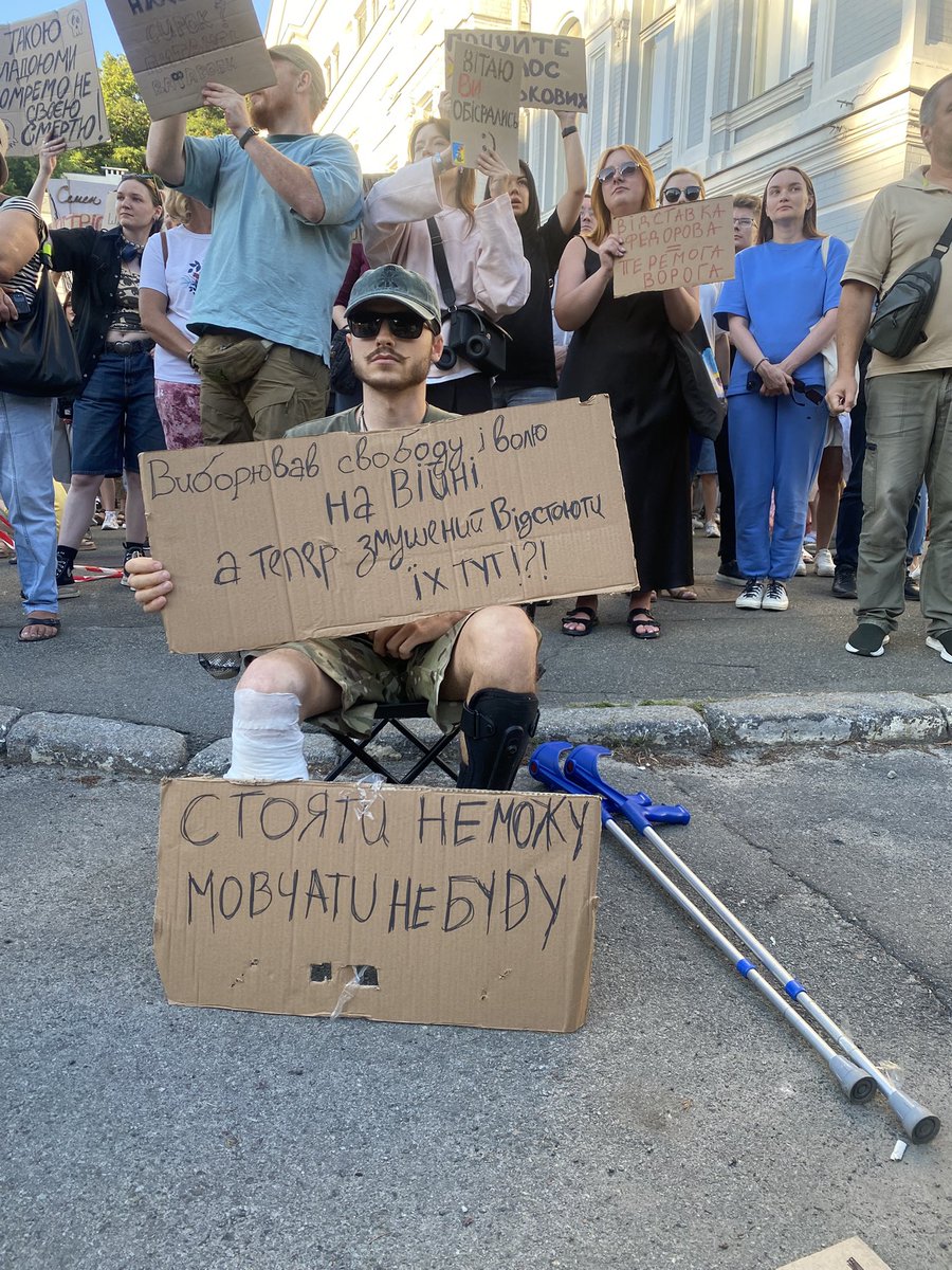 berdynskykh_k's tweet photo. Kyiv. 2 day pro-Fedorov protest. “I fought for freedom and liberty on the battlefield. And now I’m forced to defend them here? I can’t stand, I won’t remain silent”. #Ukraine https://t.co/qr0803Fe44