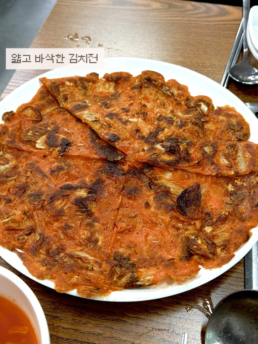 soxxeay's tweet photo. 📍신용산 닭한마리 본점 

일단 여긴 국물부터 사기임 ...
진한 닭육수에 떡사리 추가 해서 먹고 마지막에 꼭 칼국수 추가해서 드시길 ...
그리고 무조건 김치전 같이 먹어야함 
얇은데 바삭하고 매콤하니 진짜 마싯음 🥹 https://t.co/x71gP0GEst