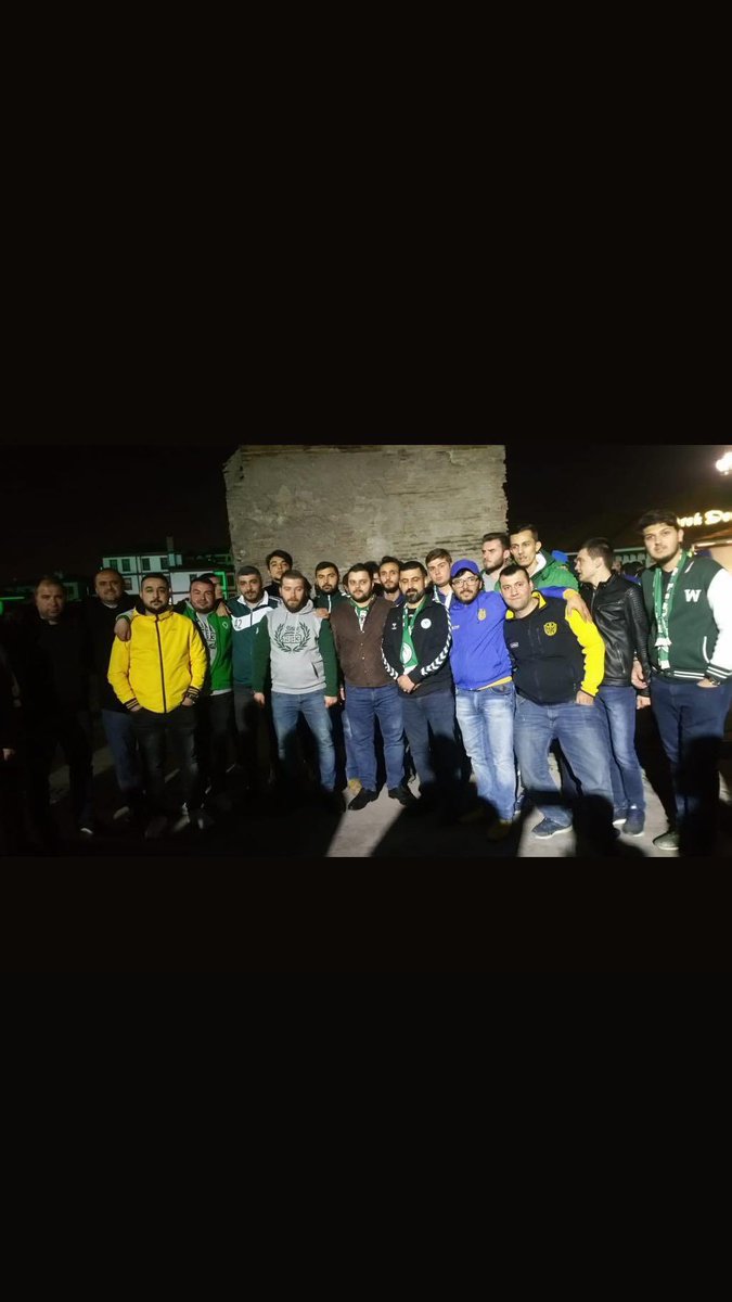 emrecatalcam's tweet photo. Öncelikle 2017 yılında Ankara’da bir akrabanın, tanıdığının cenazesine katıldın herhalde aksi halde tribünleri birleştiren cenaze 2019’daydı. Bizzat bende vardım o cenazede ve senin kim olduğunu bilmediğin adam Sebahattin Şirin, Ali İmdat, Galatasaray tribünlerinden Volkan Sarı, İslam Gündüz, Ankaragüçle Tarık ve Vural harici hiç kimseyle görüşmedi. Halislere daldın herhalde görüştüğünü söylüyorsun. Gerçi sen 2017’de katıldın 2019’daki cenazeye o yüzden. normal görüyoruz. 
Tabi birde şurdan bakmak lazım. Siz atamayla gelip giden adamlarsınız 2017’de senin ataman gerçekleşmiş miydi? Zira hiç hatırlamıyoruz öyle bir şeyi. Sahi yerine yeni birisi ne zaman atanır? 
Ama son cümlene kesinlikle hak veriyorum denk değiliz. 20 yıldır alt liglerde sürünenler bizimle denk olamaz.
Cenazeden görselleri de ekleyelim sonra yine sağa sola kurula kurula halislere dalmayın.