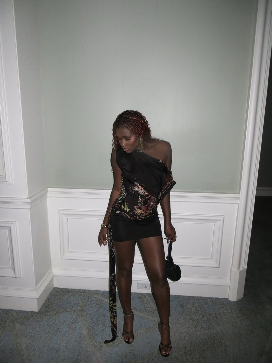 MsPinkstarr's tweet photo. Up on my Gaultier $wag 🐈‍⬛🖤 https://t.co/rScRcjDbjg